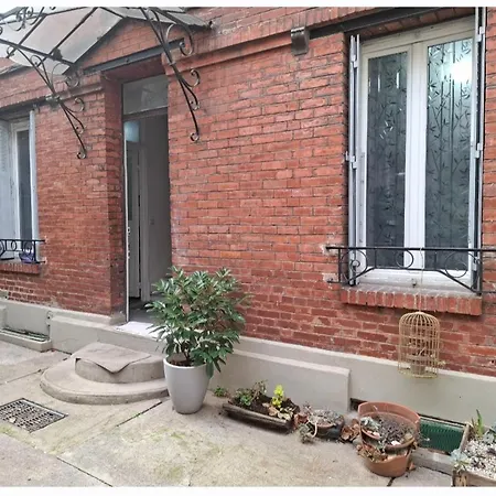 Shayan Shared House F2 Homestay *
