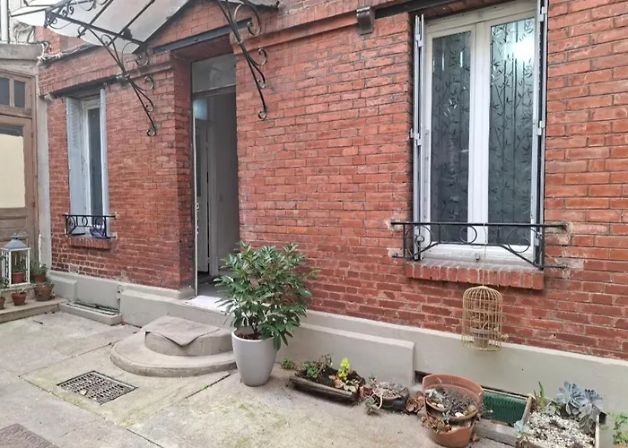 Shayan Shared House F2 Homestay *